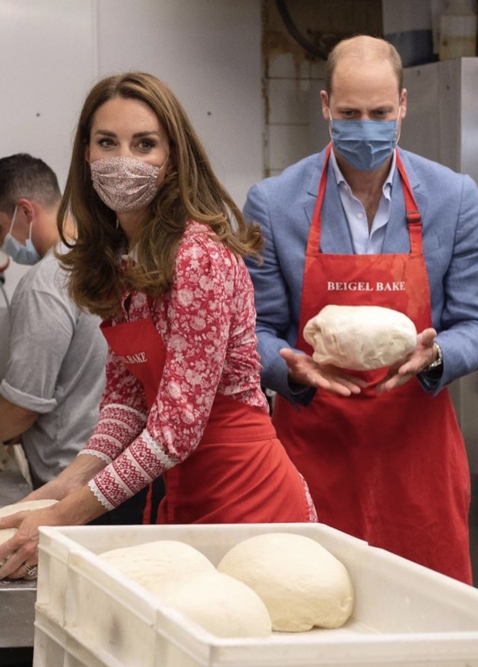 صورة عفوية للأمير ويليام وكيت ميدلتون يساهمان بالخبز في لندن