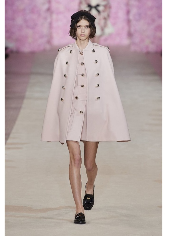 موديلات الكاب الواسعة احدث صيحات موضة خريف 2020 من Giambattista Valli.