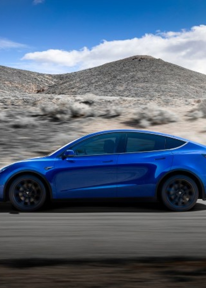 سيارة كهربائية كروس أوفر مميزة من تسلا