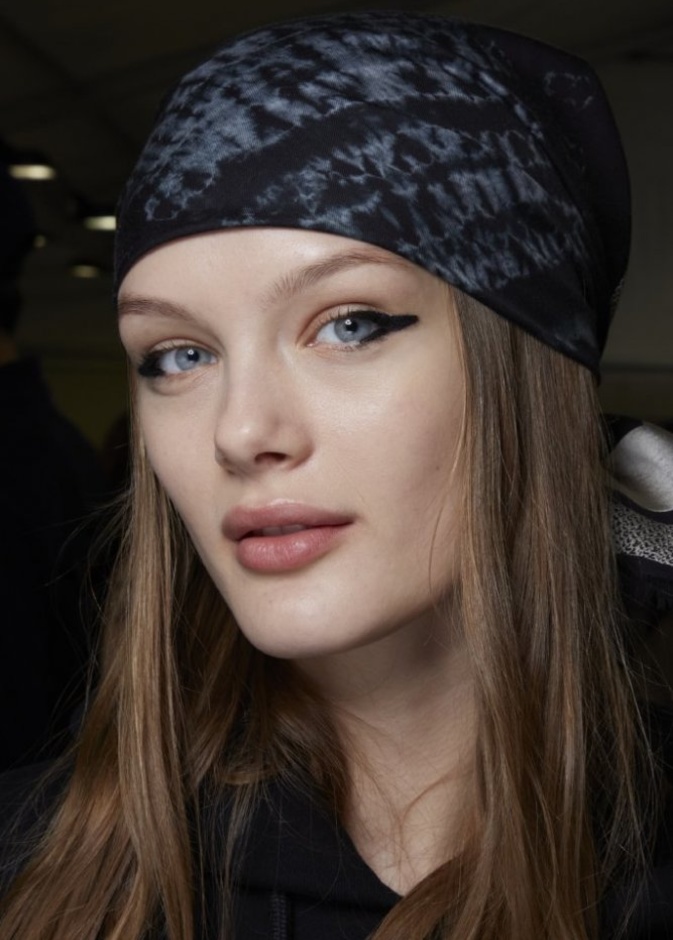 طريقة وضع الآيلاينر للمبتدئين من وحي عروض الازياء العالمية لخريف 2020