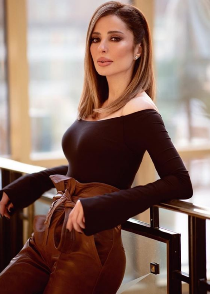  اطلالات عصرية تناسب اجواء العمل مستوحاة من وفاء الكيلاني