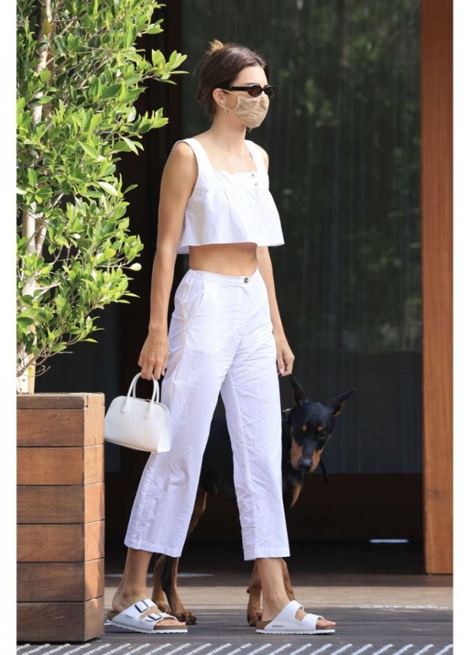 تنسيق اطلالات كاجوال صيفية باللون الأبيض اختارته كاندل جانير