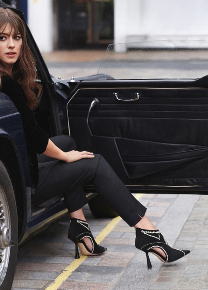 JIMMY CHOO تطلق حملتها التسويقية مع ديزي إدغر جونز