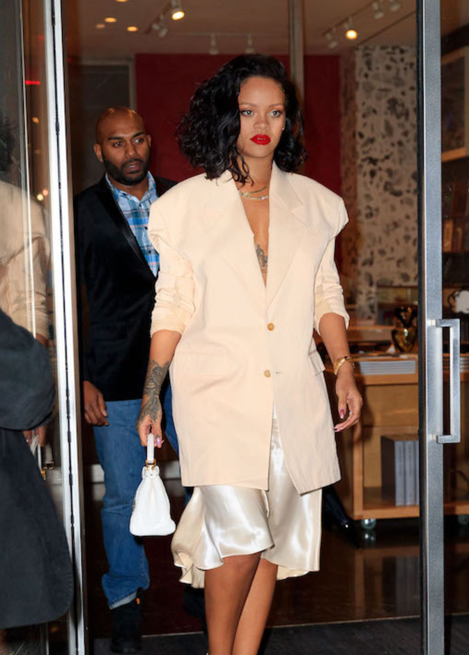 تنسيق  أزياء الاوفر سايز البلايزر مع التنورة الميدي من وحي ريهانا