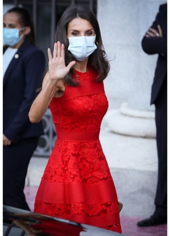  اطلالة الملكة ليتيزيا ملكة إسبانيا باللون الاحمر الداكن بكثير من الاناقة