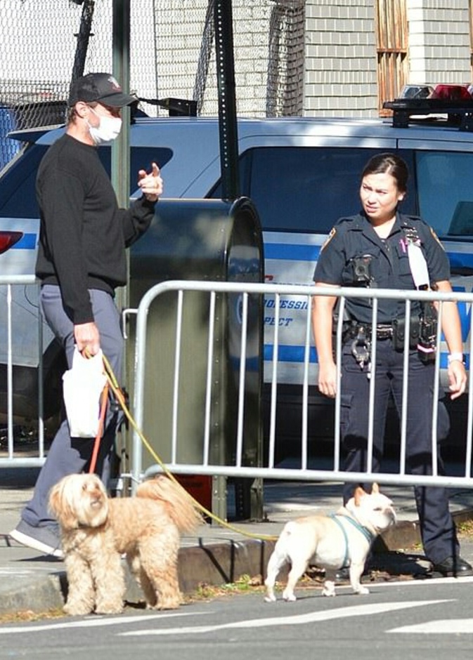 هبة جاكمان في محادثة مع رجال الشرطة 