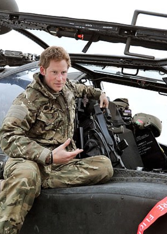  الأمير هاري ينضم إلى نادي طياري الهليكوبتر في كاليفورنيا