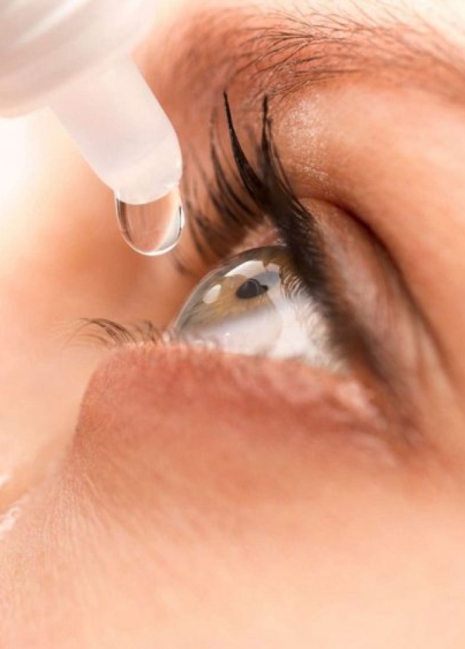الخطوات الفعالة لوضع قطرات العيون بدون أضرار صحية