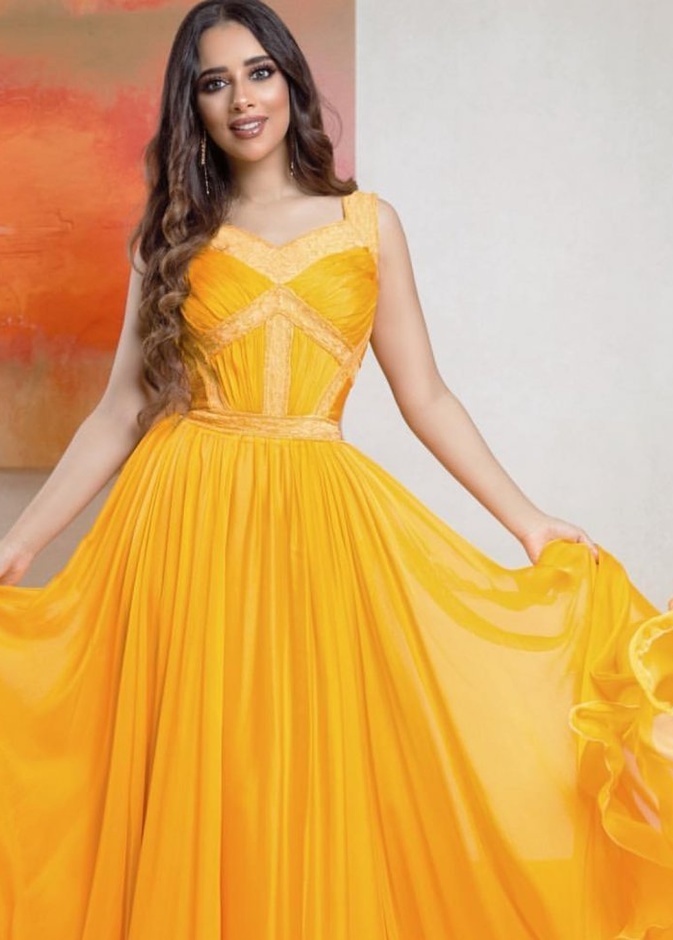 بلقيس بفستان اصفر مع تنورة منسدلة