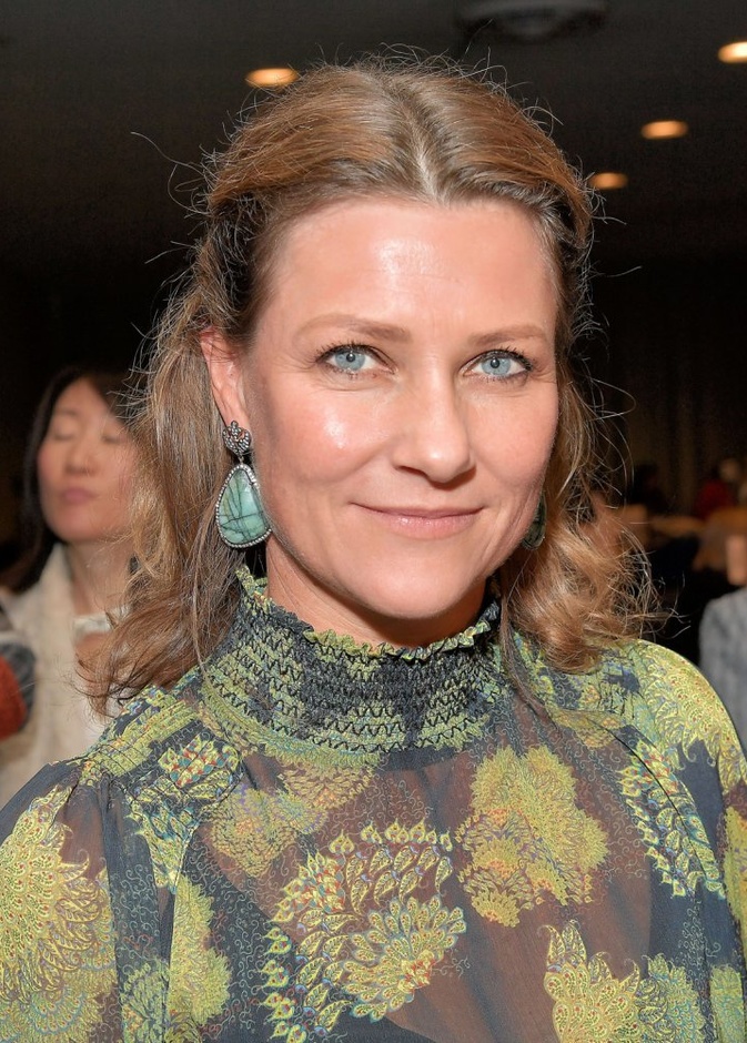  الأميرة مارثا لويز ترتدي أقراط الأحجار الكريمة