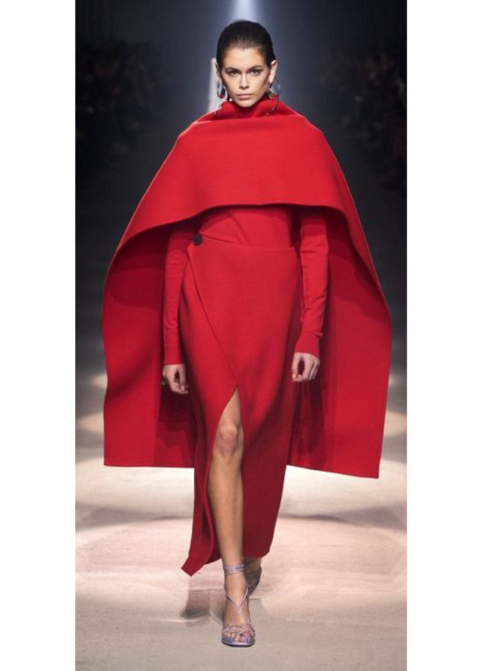 الفستان مع الكاب الاحمر من Givenchy