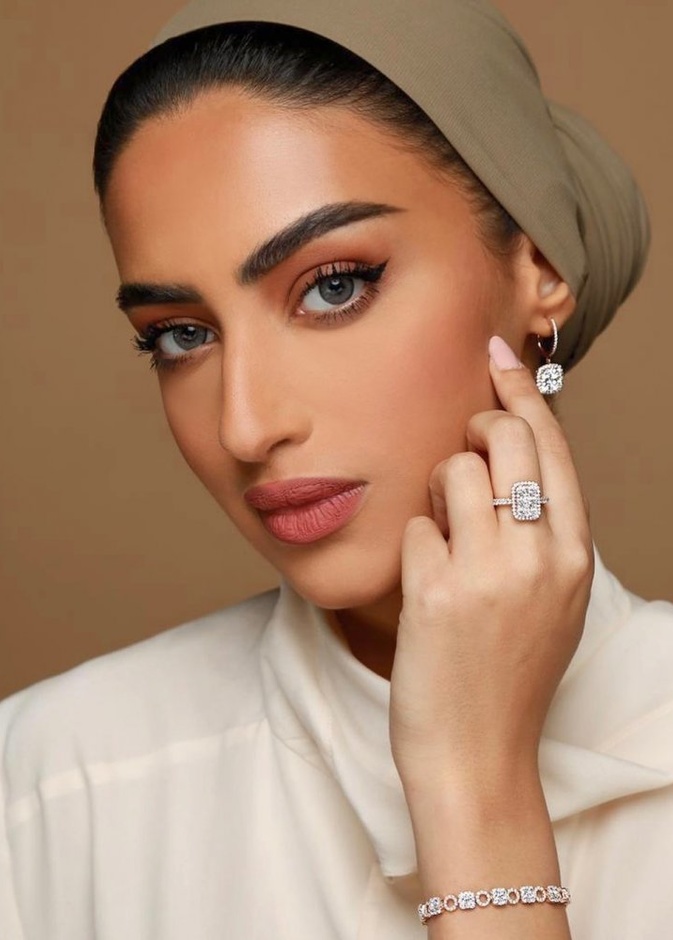 خبيرة المكياج السعودية يارا النملة