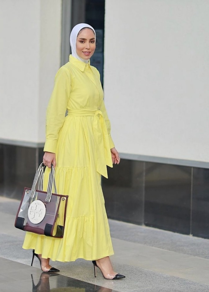 فاطمة العوضي في فستان ماكسي باللون الأصفر