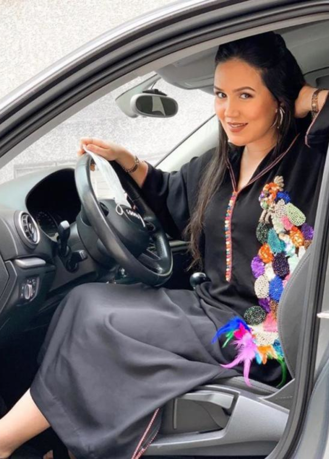  بدت هند ساحرة بالقفطان الأسود لكنّه تميّز بشكّ الخرز الملوّن والريش