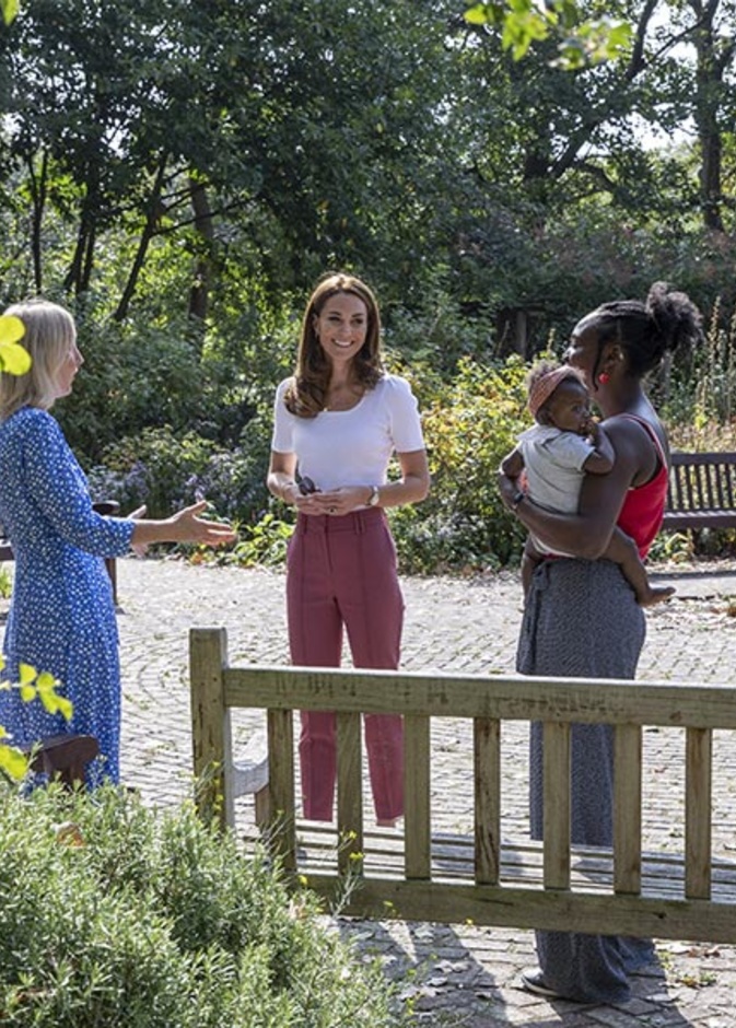 كيت ميدلتون تقابل آباء وأمهات في حديقة في لندن