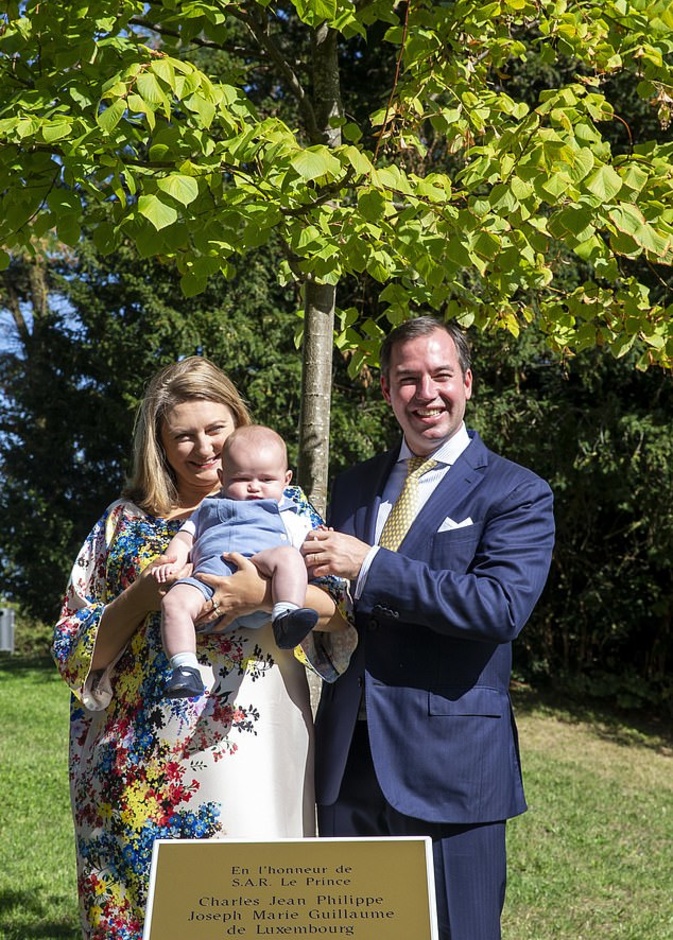 الأمير غيوم وزوجته يزرعان شجرة لطفلهما الأمير تشارلز