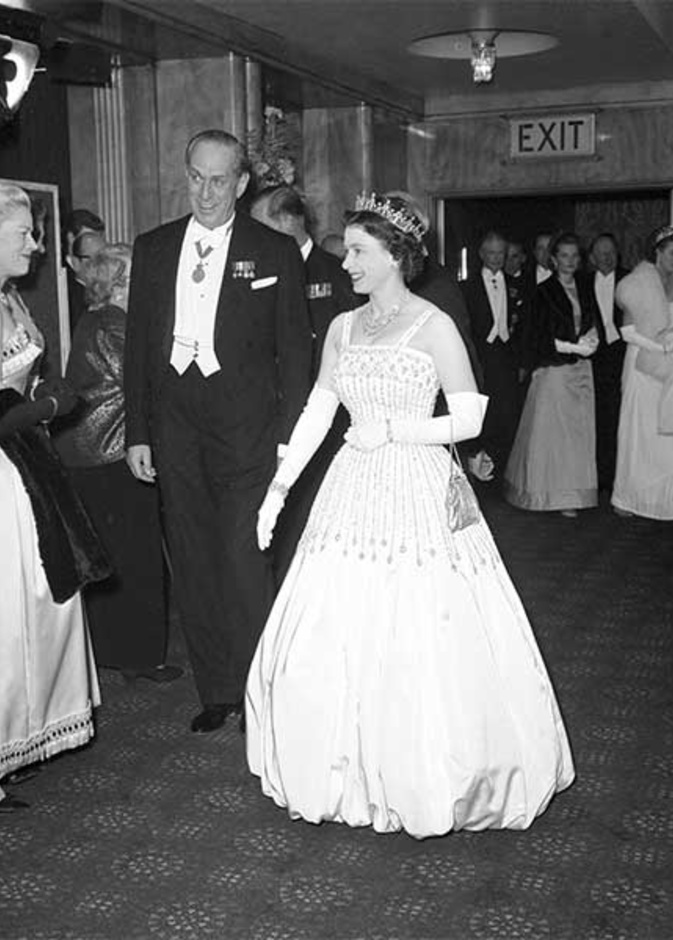  فستان زفاف الملكة البريطانية اليزابيث و الذي توارثته الاجيال