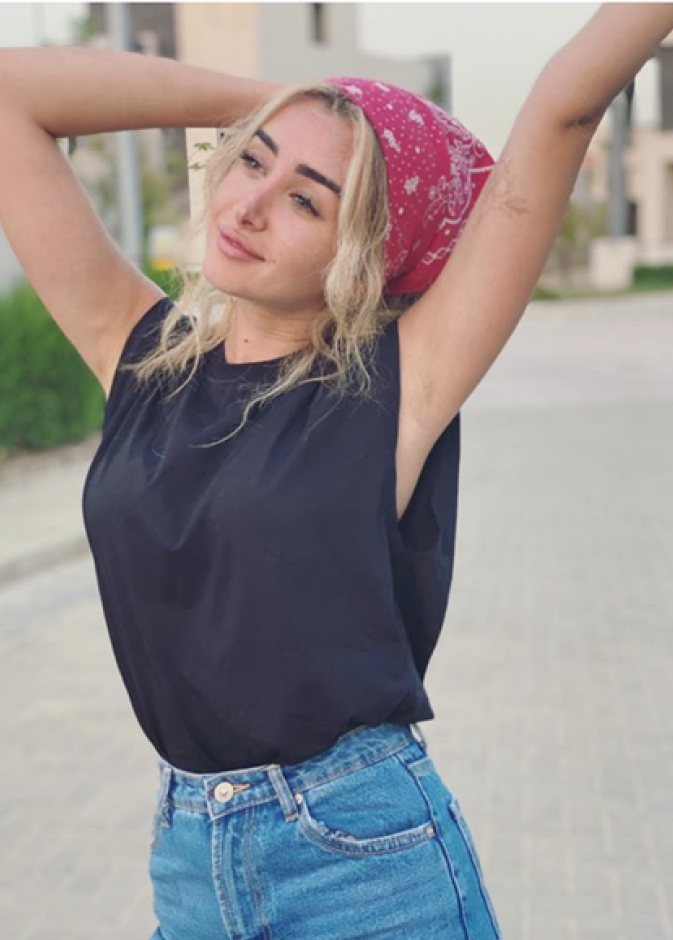 التوب الأسود بالقصة العصرية الرائجة نسّقته هنا مع جينز وباندانا الشعر الشبابية