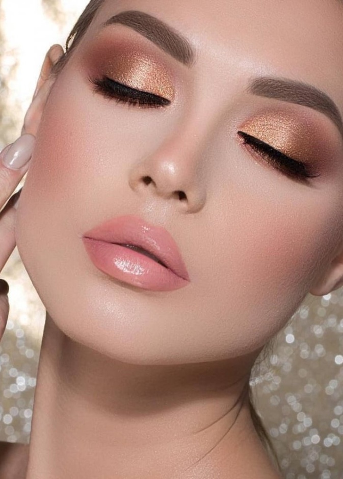 مكياج ذهبي ناعم مناسب لجميع إطلالاتك هذا الخريف