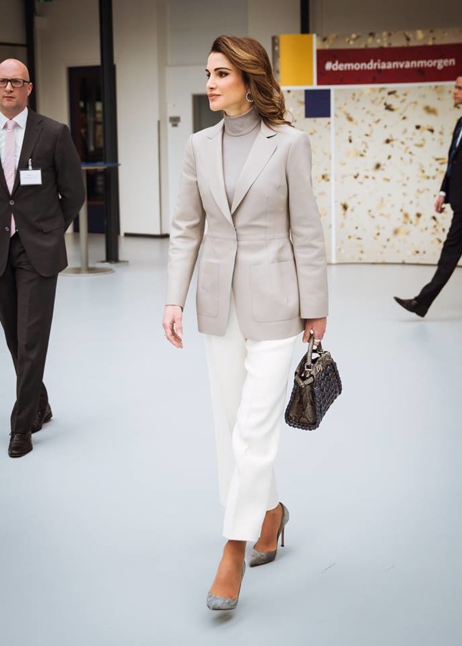  اطلالات انيقة للدوام استوحيها من الملكة رانيا مع البنطلون الابيض والبلايزر الرمادية