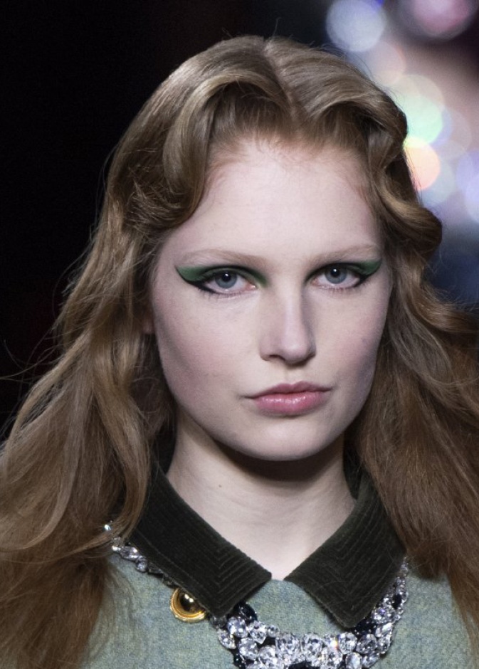 مكياج سموكي بدرجات الاخضر لاطلالة مميزة مع الايلاينر من دار Miu Miu