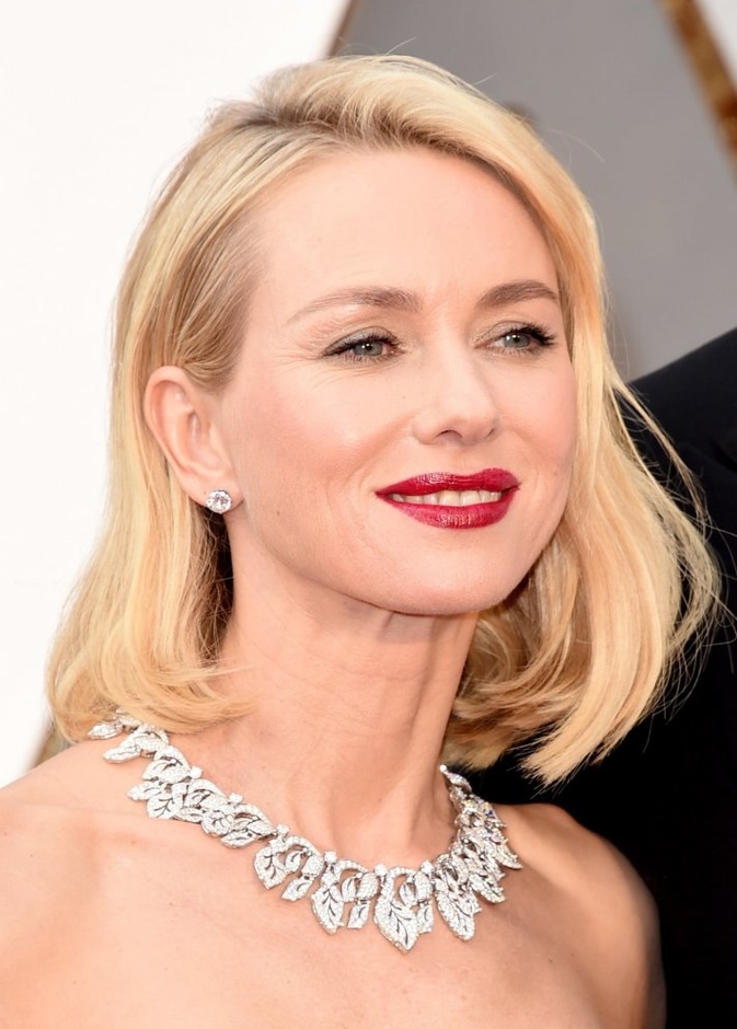 أبرز إطلالات Naomi Watts الجمالية في عيد ميلادها الـ 52