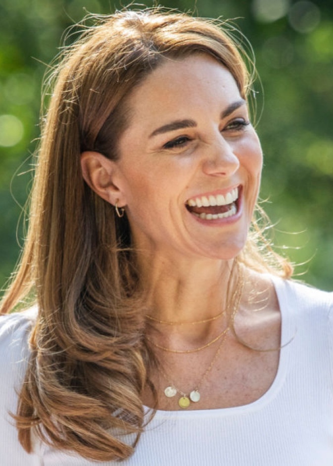 كيت ميدلتون ترتدي قلادتها الذهبية بأحرف أسماء أطفالها الثلاثة الأولى