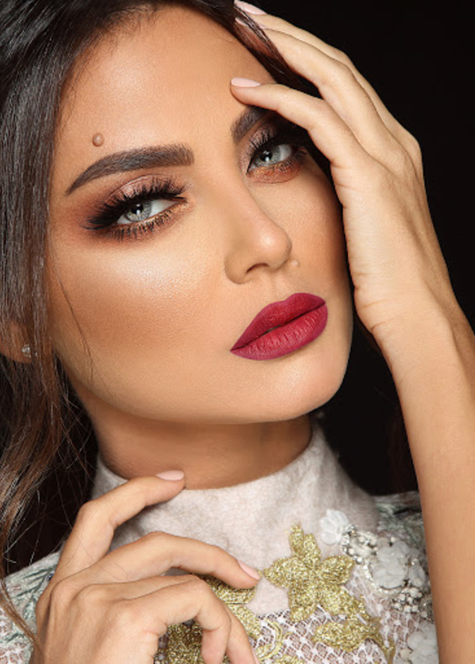 مكياج عيون ناعم وبرونزي يناسب العروس