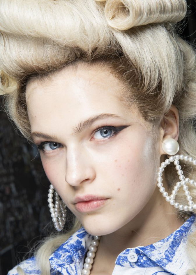  طريقة رسم الايلاينر حسب شكل العين ودمجه مع الظلال كالمحترفين من Moschino