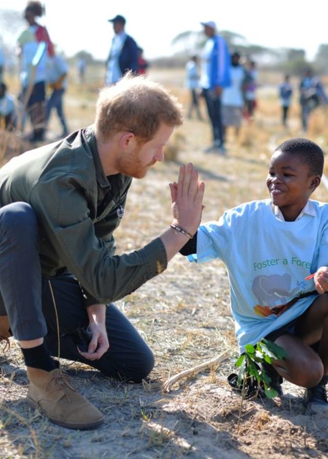 رحلات إنسانية لأفراد العائلات الملكية في أفريقيا