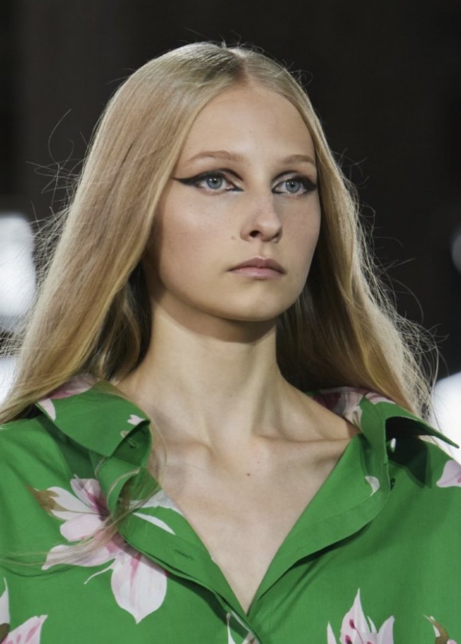 صيحات جمالية 2021 مع الايلاينر الهندسي من دار Valentino