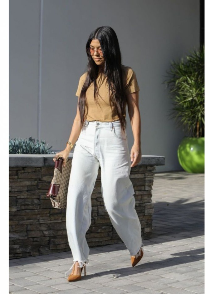  اطلالة كاجوال جذابة وعصرية بالجينز بالقصة الرائجة مع التيشرت البيج والحقيبة الكلاتش بالقصة الكبيرة