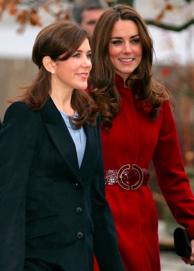 الأميرة ماري وكيت ميدلتون "الشقيقتان الملكيتان" يطلا بالأزياء نفسها