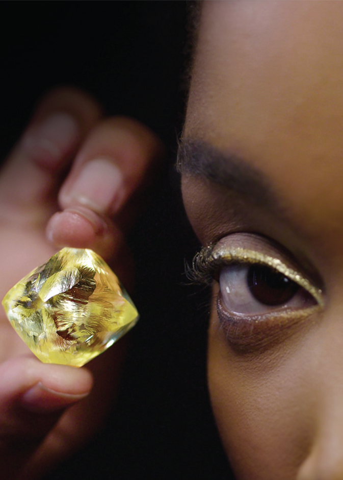 دار معوّض تكشف عن الرحلة المذهلة لألماسة "كيمبرلي" الصفراء التي تحوّلت بفضل الشغف بابتكار الاستثنائي