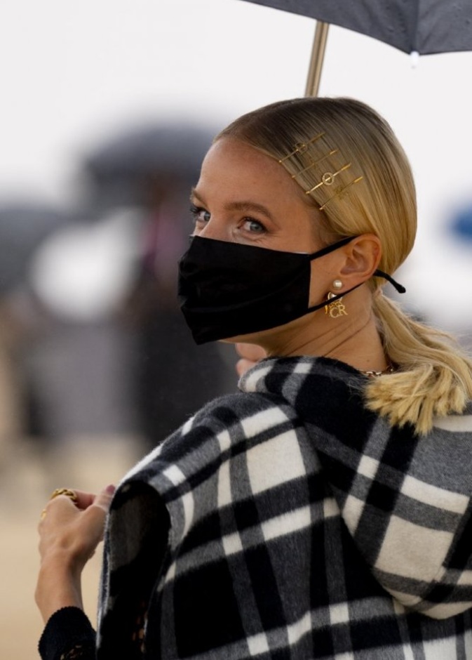  صيحات جمالية مع اكسسوارات شعر الدبابيس في شوارع باريس