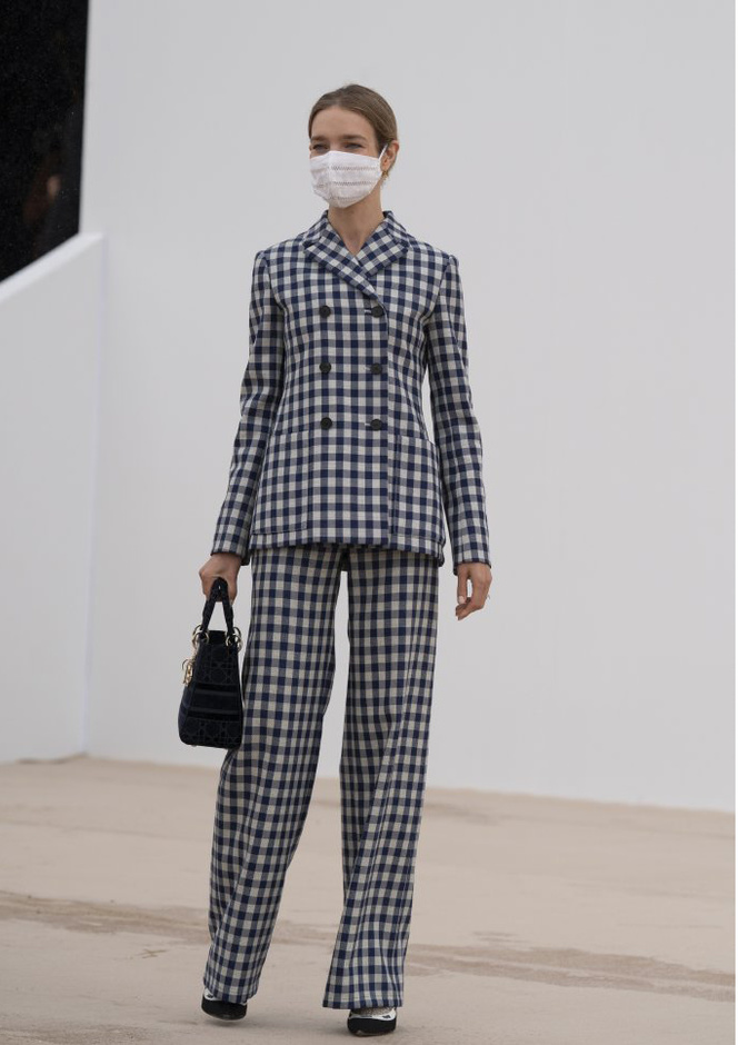  احدث اطلالات الشارع 2021 مع البدلة الرسمية البارزة بنقشات الكارو