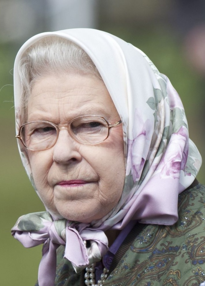 ملكة بريطانيا غاضبة من موظفيها