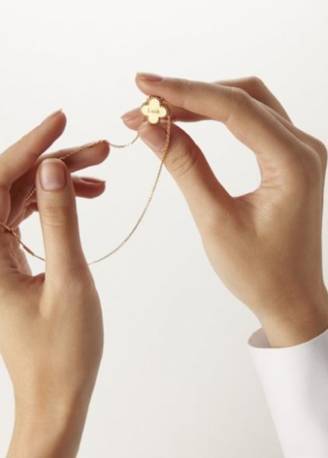  قلادة فينتاج ألامبرا ذات الاصدار المحدود.. رمزٌ ثمينٌ للحظ