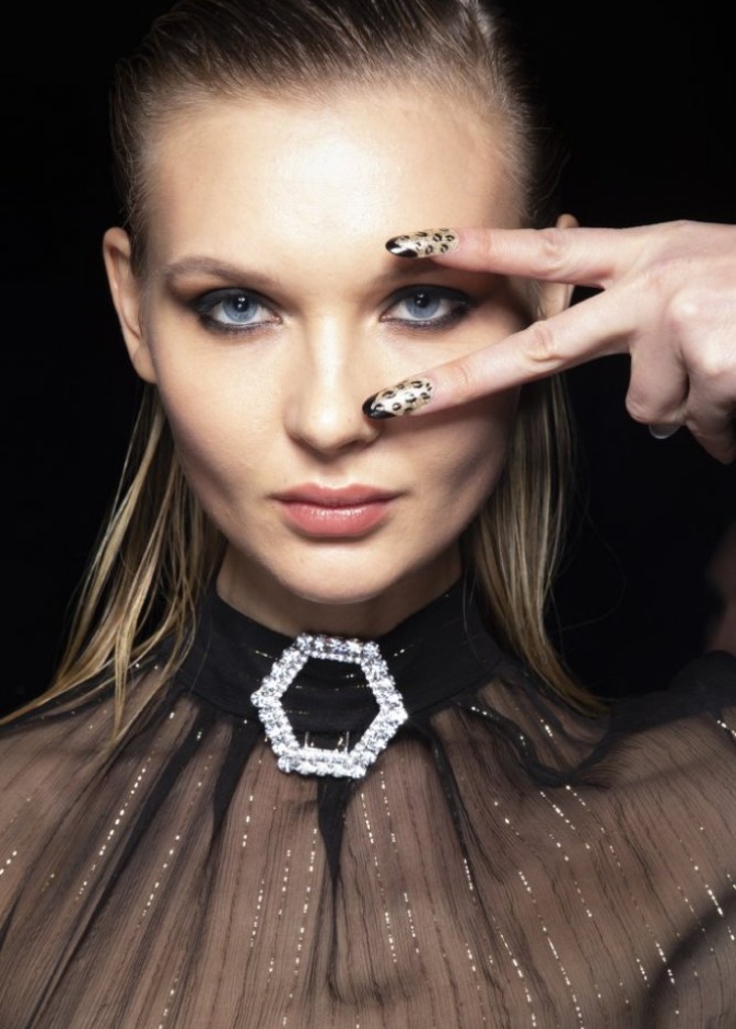  الوان مناكير مع النقشات الهندسية من دار Philipp Plein