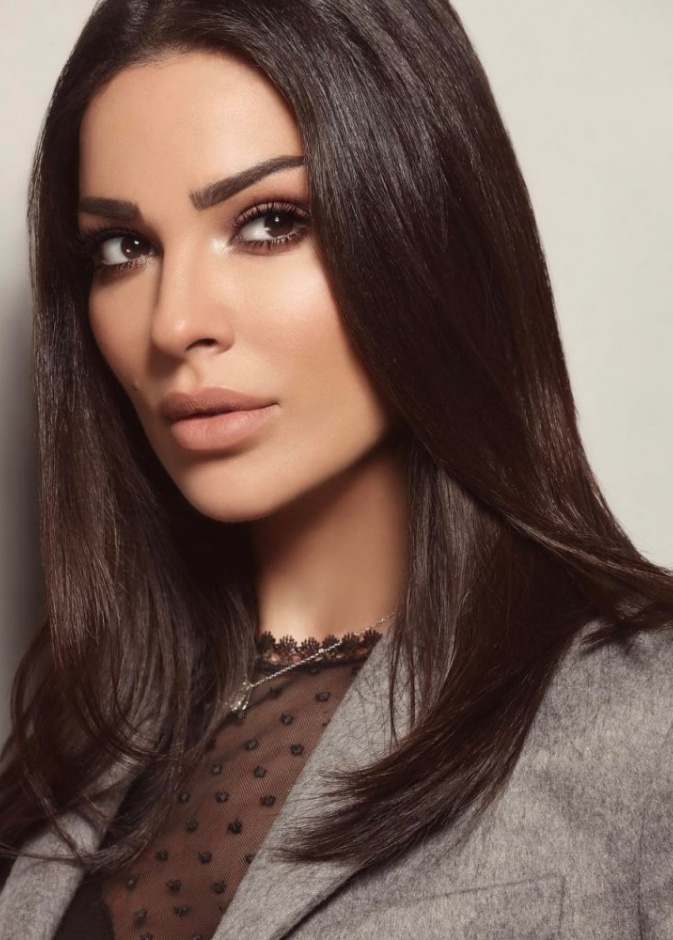  مكياج ترابي نهاري رائع بأسلوب نادين نجيم