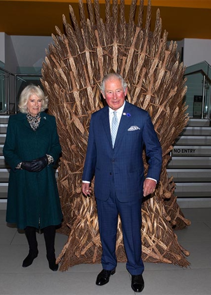 صورة الأمير تشارلز وكاميلا دوقة كورنوال بجانب نسخة من عرش " Game Of Thrones "