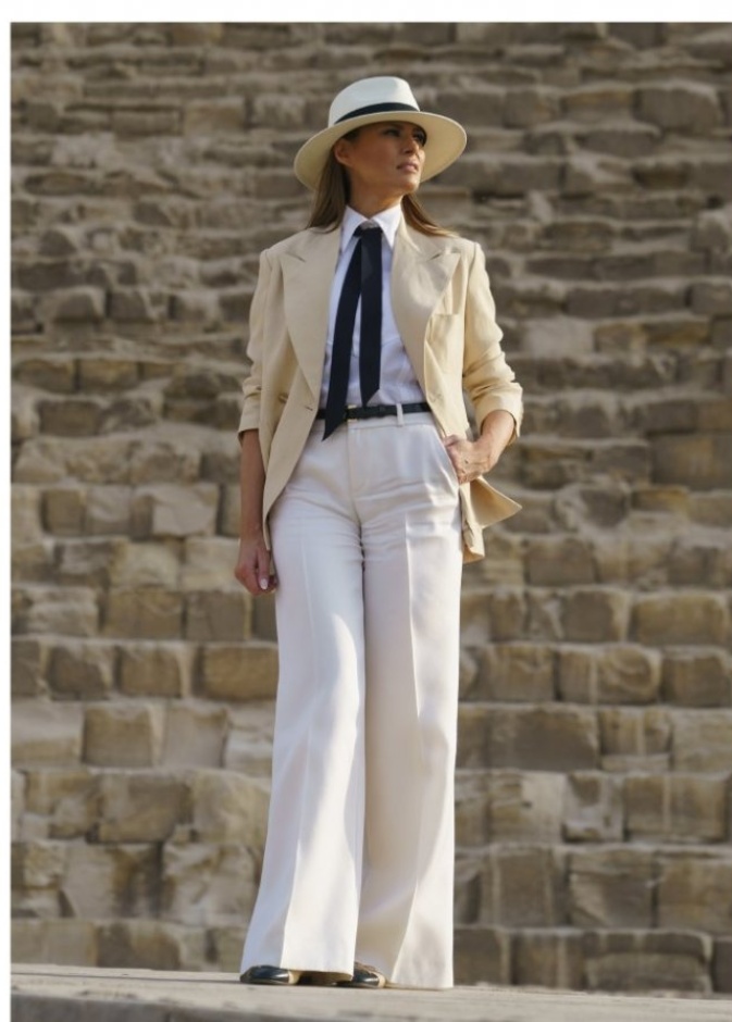  استوحي اطلالاتك الخريفية بأسلوب راقي وجذاب بالبليزر والسروال القماشي مع القبعة الأنيقة