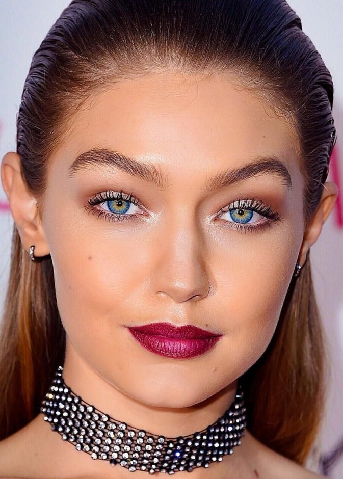  نصائح جمالية للعناية بالبشرة والشعر في سن العشرين من جيجي حديد