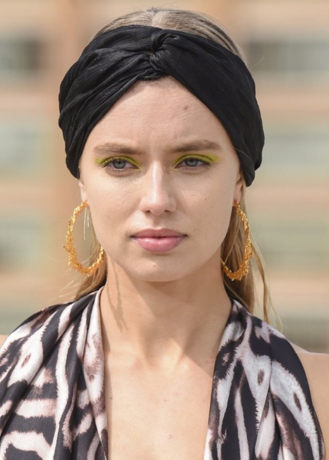 رسمات مكياج جريئة مع الظلال الخضراء الفاتحة من دار Bronx and Banco