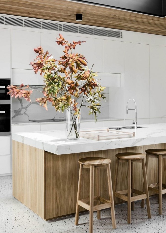 جزيرة المطبخ الخشبية مع ديكور عصري باللون الأبيض