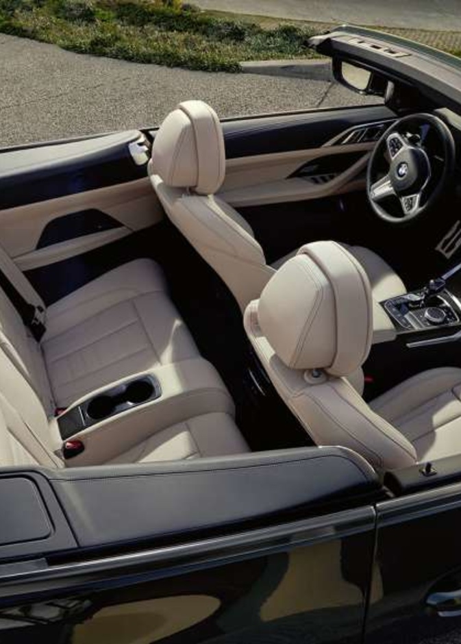 سيارة مكشوفة من بي إم دبليو