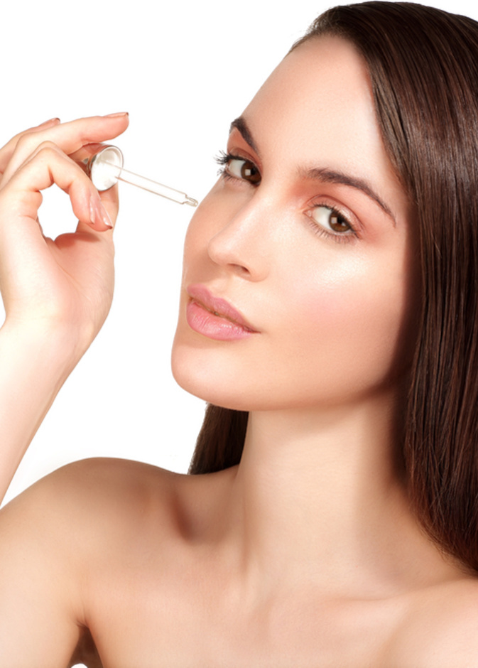 من اهم النصائح الجمالية للبشرة، اختيار مستحضرات لزيادة إشراق البشرة