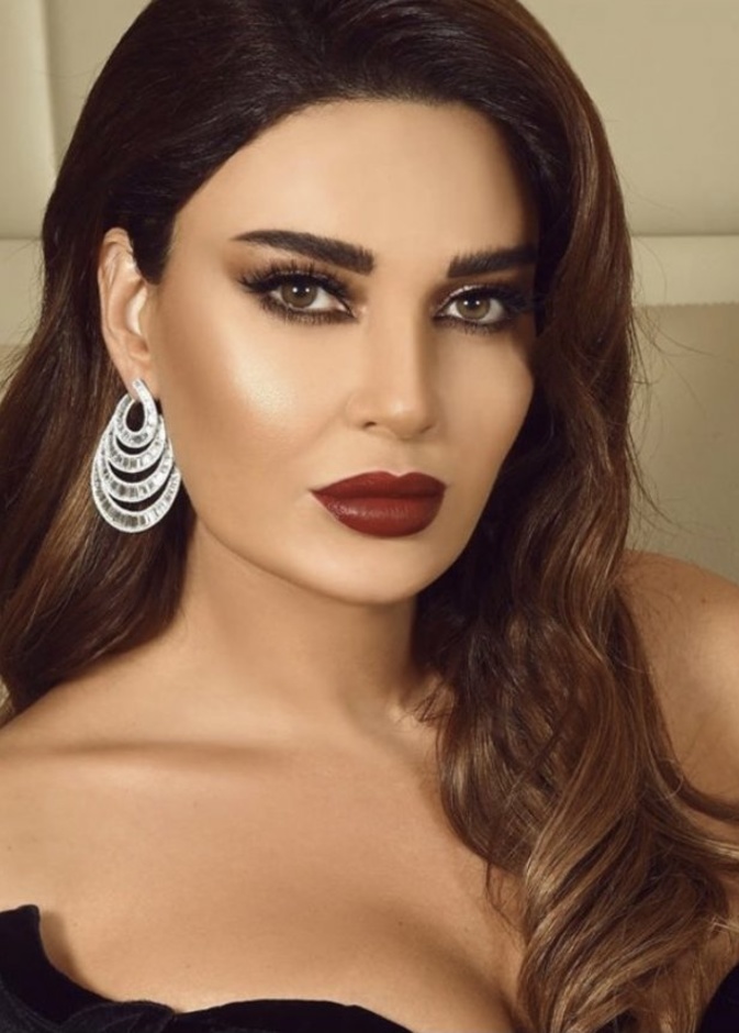 مكياج سهرة يناسب الفستان الأسود من وحي النجمات العرب