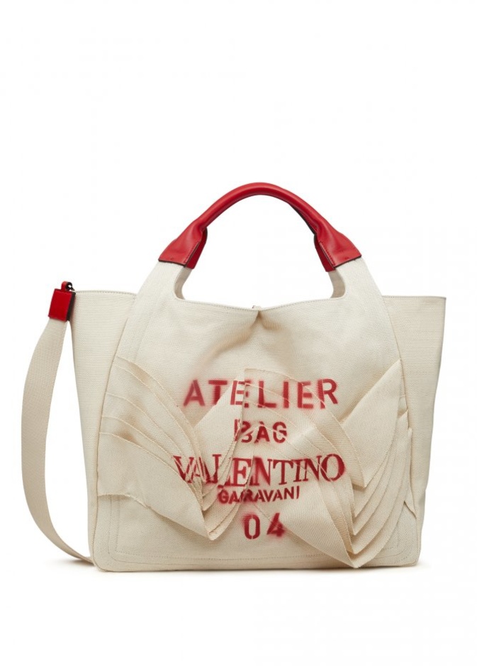 Ana De Armas بحقيبة فالنتينو في البندقية 