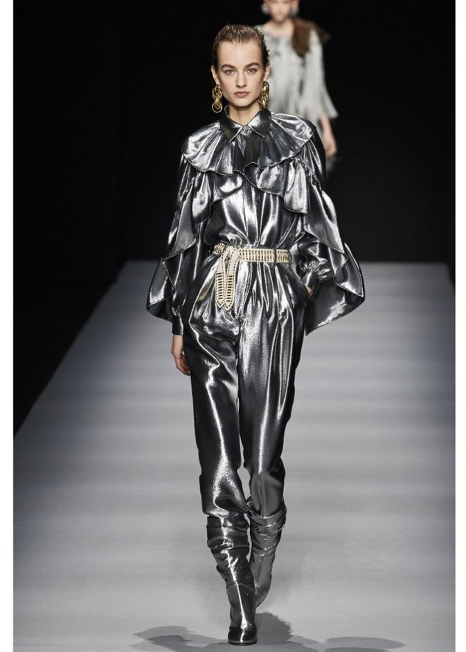 تصاميم ازياء بالوان الميتاليك الفضية مع الجمبسوت من دار Alberta Ferretti
